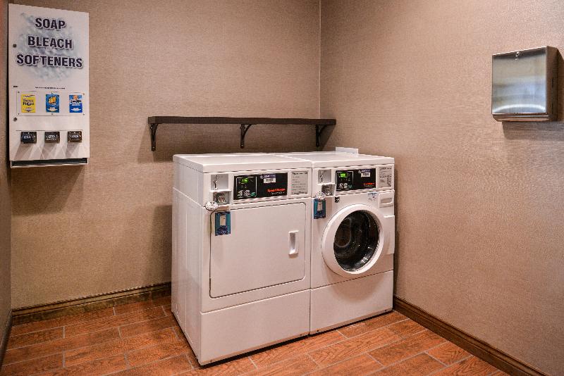 Отель Holiday Inn Express & Suites Topeka West I 70 Wanamaker, An Ihg