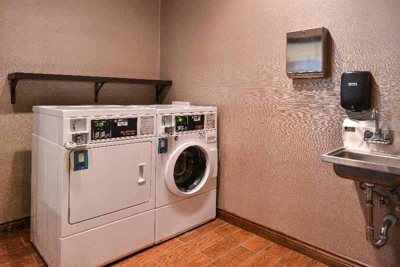 Отель Holiday Inn Express & Suites Topeka West I 70 Wanamaker, An Ihg