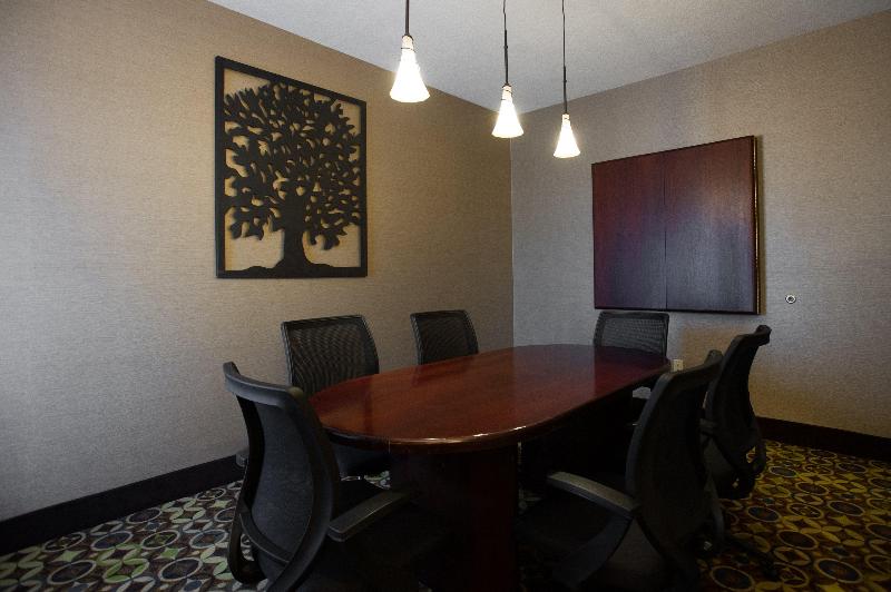 Отель Holiday Inn Express & Suites Topeka West I 70 Wanamaker, An Ihg