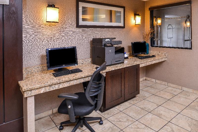 Отель Holiday Inn Express & Suites Topeka West I 70 Wanamaker, An Ihg