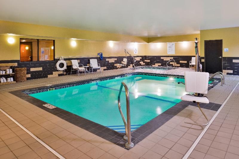 Отель Holiday Inn Express & Suites Topeka West I 70 Wanamaker, An Ihg