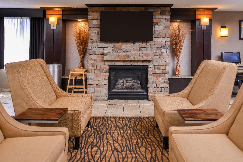 Отель Holiday Inn Express & Suites Topeka West I 70 Wanamaker, An Ihg