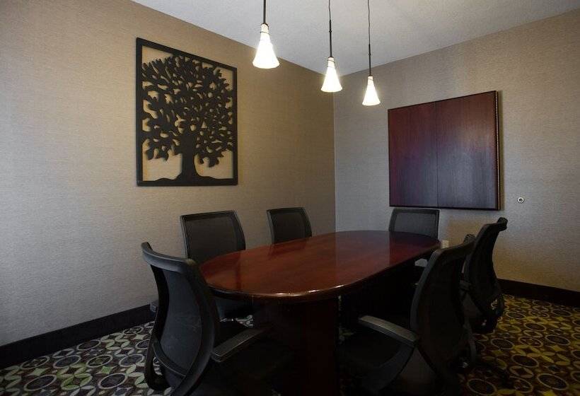 Отель Holiday Inn Express & Suites Topeka West I 70 Wanamaker, An Ihg