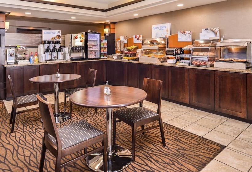 Отель Holiday Inn Express & Suites Topeka West I 70 Wanamaker, An Ihg