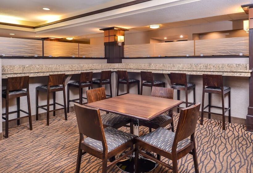 Отель Holiday Inn Express & Suites Topeka West I 70 Wanamaker, An Ihg