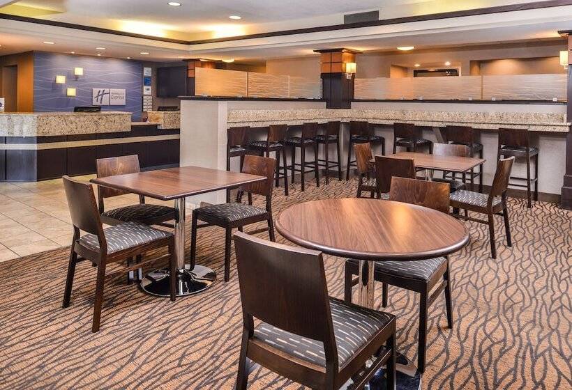 Отель Holiday Inn Express & Suites Topeka West I 70 Wanamaker, An Ihg