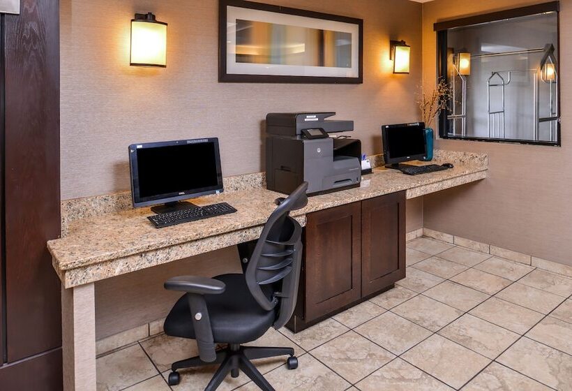 Отель Holiday Inn Express & Suites Topeka West I 70 Wanamaker, An Ihg