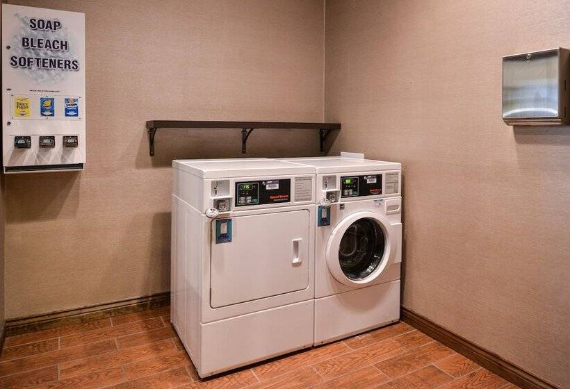 Отель Holiday Inn Express & Suites Topeka West I 70 Wanamaker, An Ihg