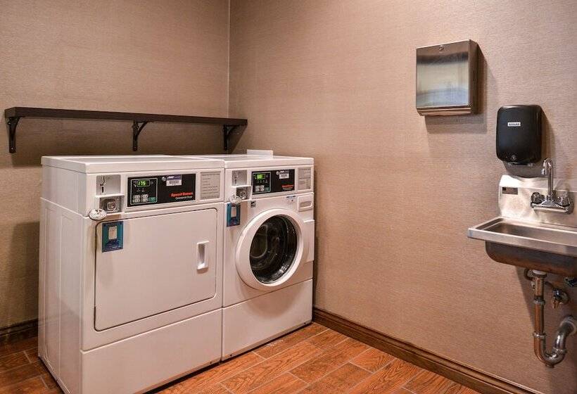 Отель Holiday Inn Express & Suites Topeka West I 70 Wanamaker, An Ihg