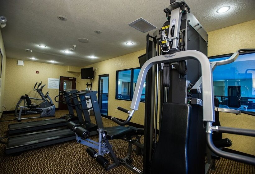 Отель Holiday Inn Express & Suites Topeka West I 70 Wanamaker, An Ihg