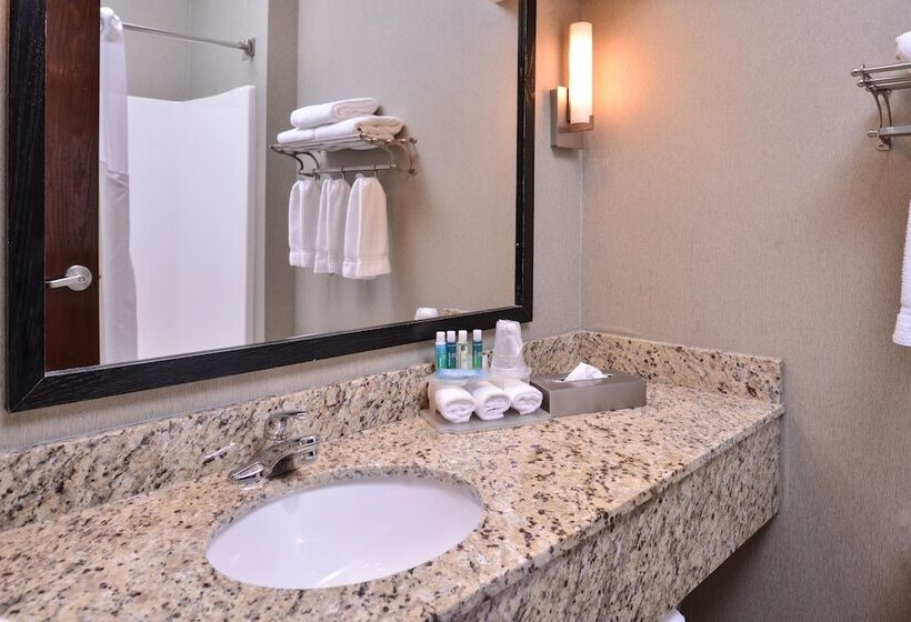 Отель Holiday Inn Express & Suites Topeka West I 70 Wanamaker, An Ihg