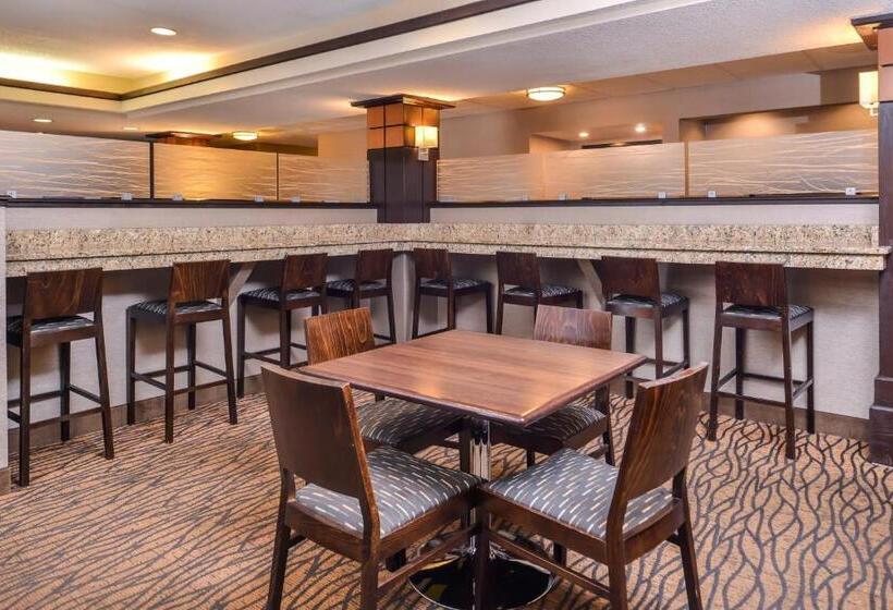 Отель Holiday Inn Express & Suites Topeka West I 70 Wanamaker, An Ihg