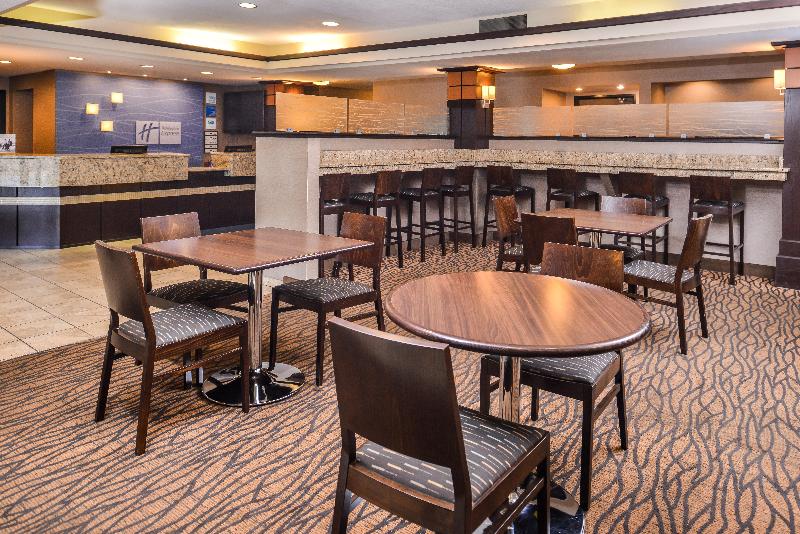 Отель Holiday Inn Express & Suites Topeka West I 70 Wanamaker, An Ihg