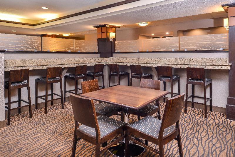 Отель Holiday Inn Express & Suites Topeka West I 70 Wanamaker, An Ihg