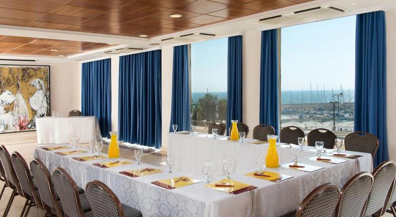 ホテル Leonardo Gordon Beach