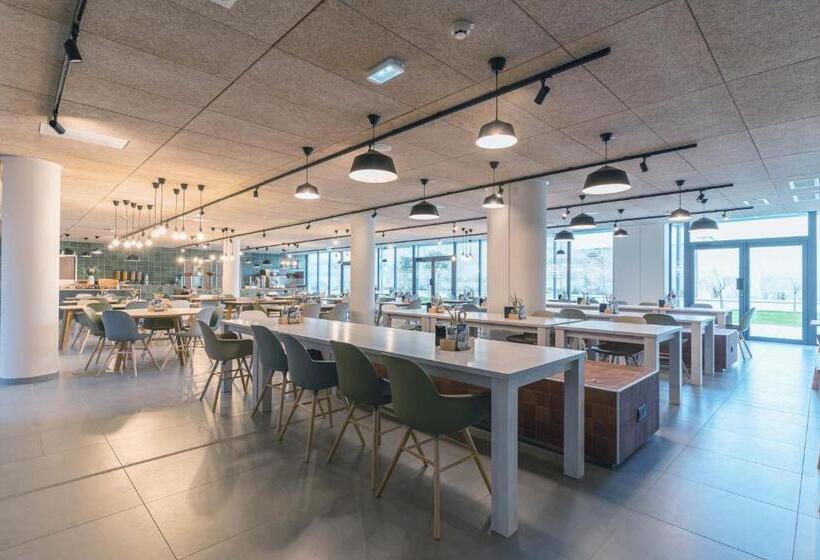 Отель Meininger Marseille Centre La Joliette