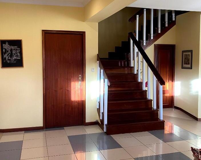 تختخواب و صبحانه Rubi