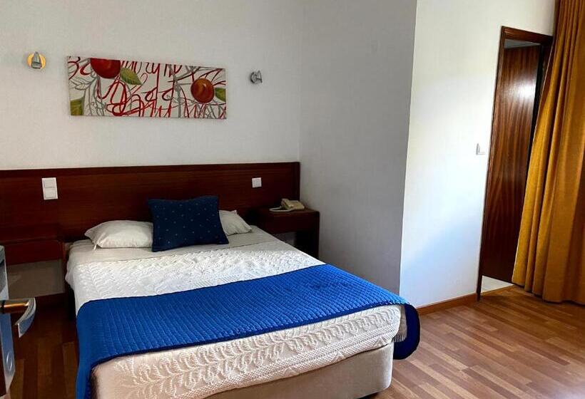 تختخواب و صبحانه Rubi