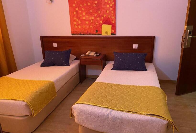 تختخواب و صبحانه Rubi