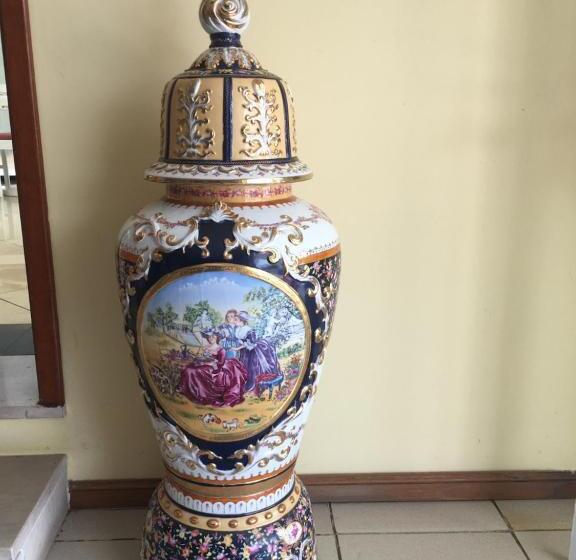 تختخواب و صبحانه Rubi