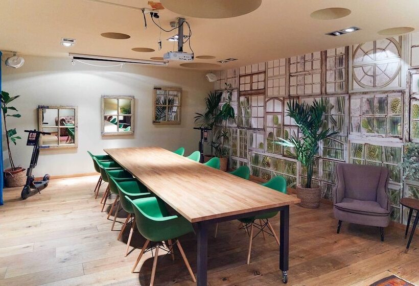 Отель Chic & Basic Born Boutique