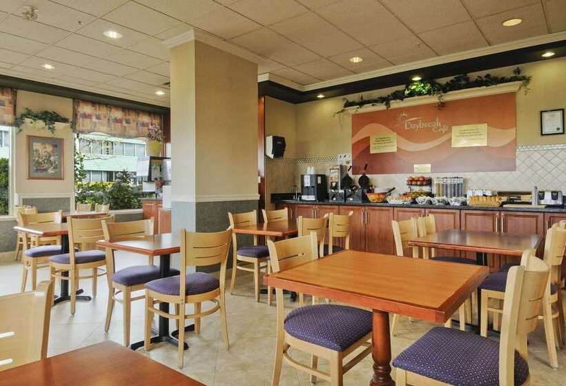 Отель Days Inn By Wyndham Vancouver Airport