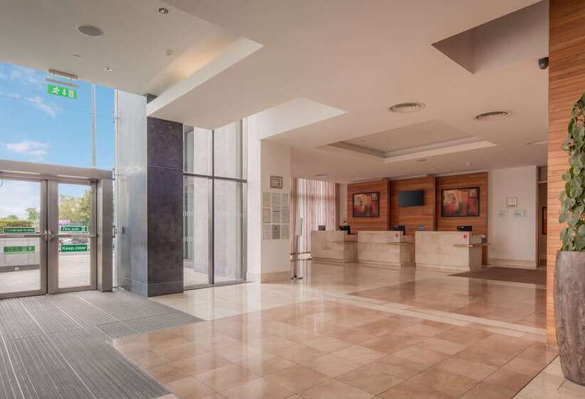 בית מלון כפרי Hilton Dublin Airport