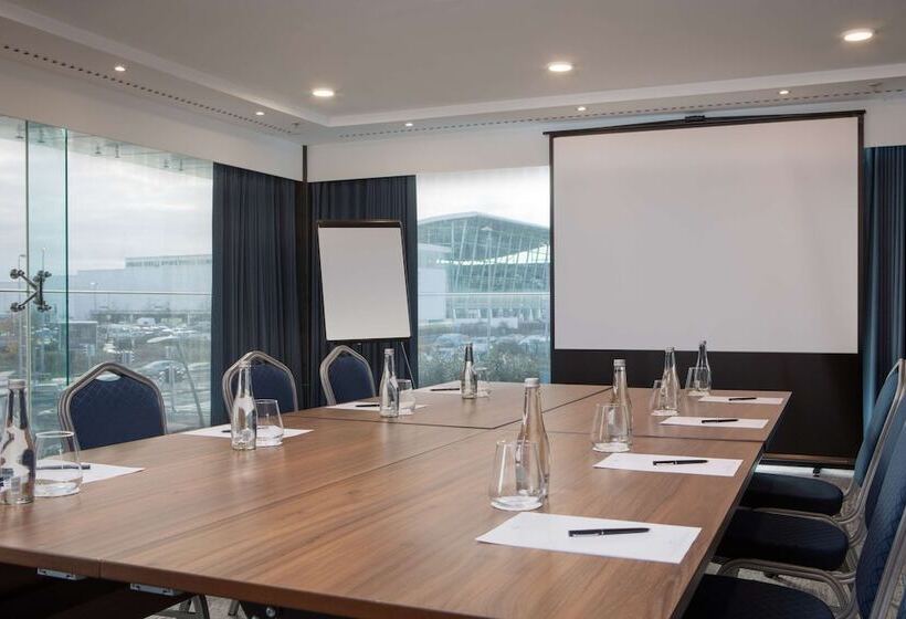 בית מלון כפרי Hilton Dublin Airport