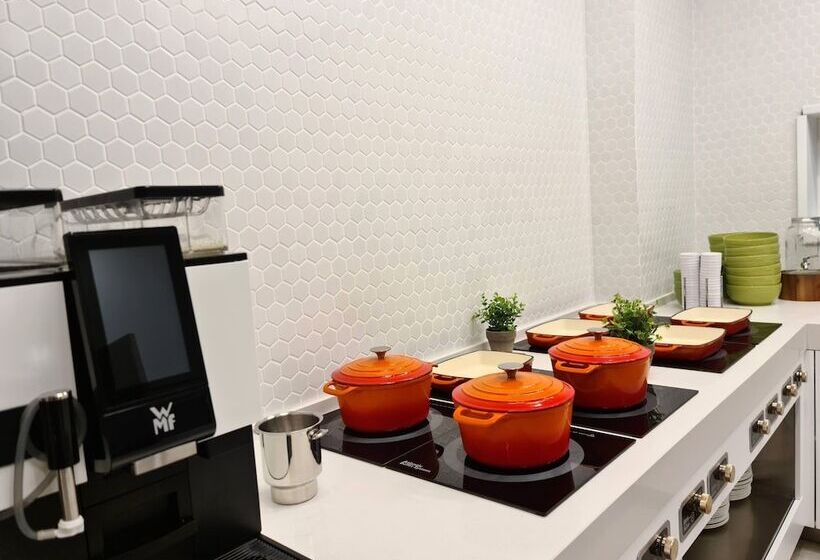 هتل Holiday Inn Bucharest   Times, An Ihg