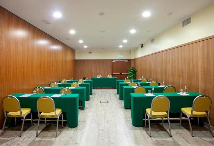 Отель Holiday Inn Cagliari, An Ihg