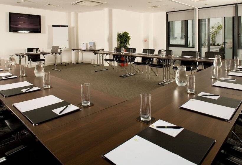 Отель Kilkenny Pembroke