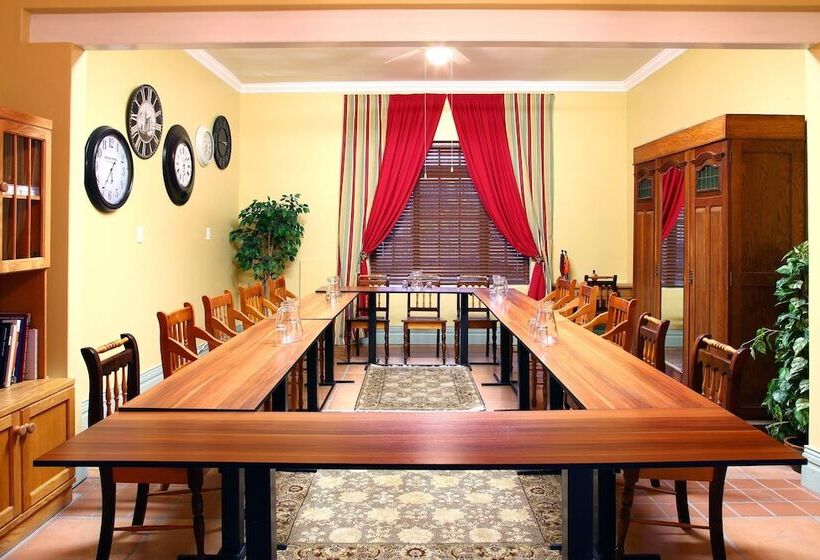 هتل Mountain Manor Guest House & Executive Suites