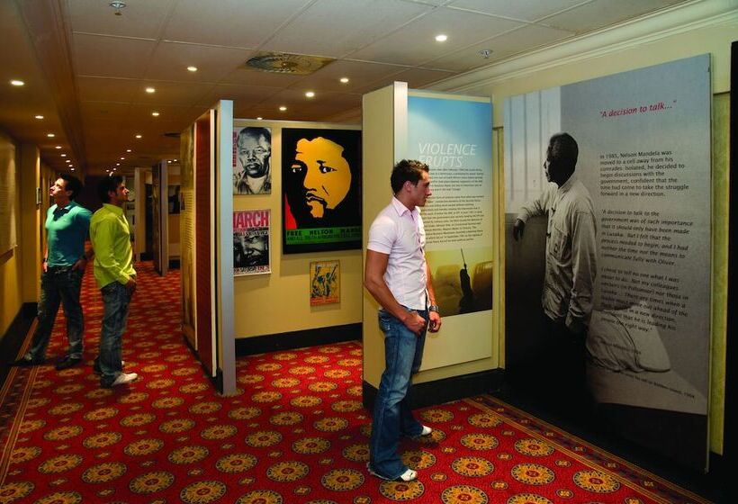 Отель Mondior At Emperors Palace