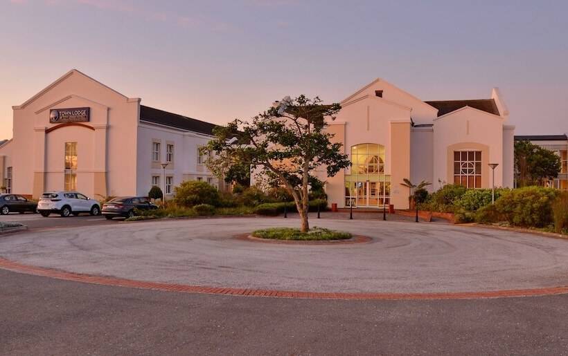 Отель Town Lodge George