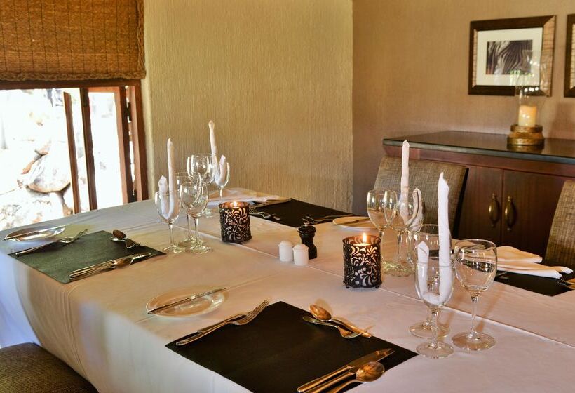 Отель Tshukudu Bush Lodge