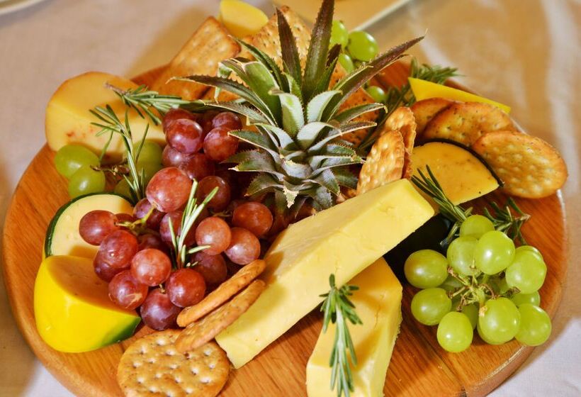 Отель Tshukudu Bush Lodge