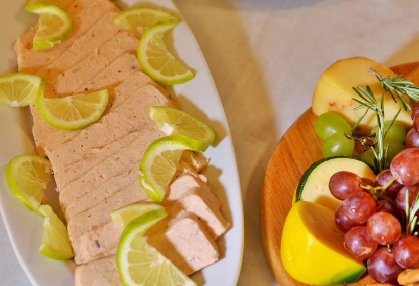 Отель Tshukudu Bush Lodge