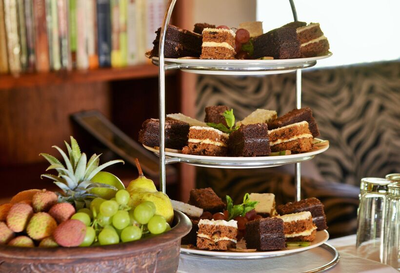 Отель Tshukudu Bush Lodge