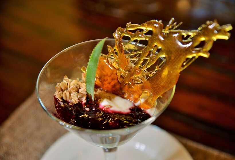 Отель Tshukudu Bush Lodge