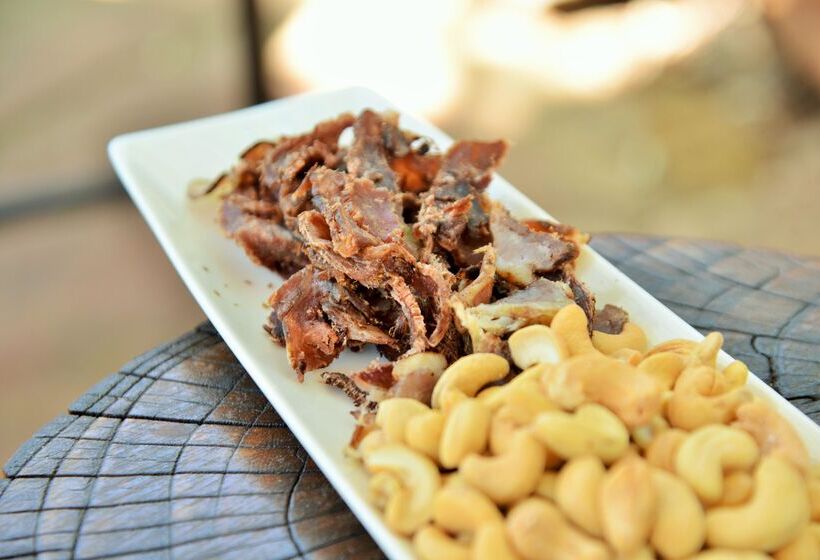 Отель Tshukudu Bush Lodge