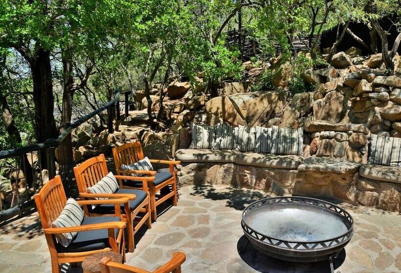 Отель Tshukudu Bush Lodge