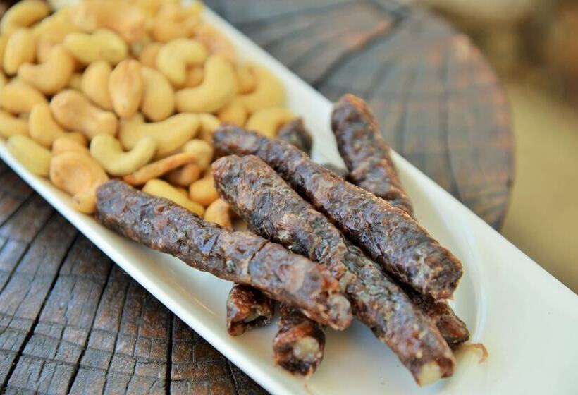 Отель Tshukudu Bush Lodge