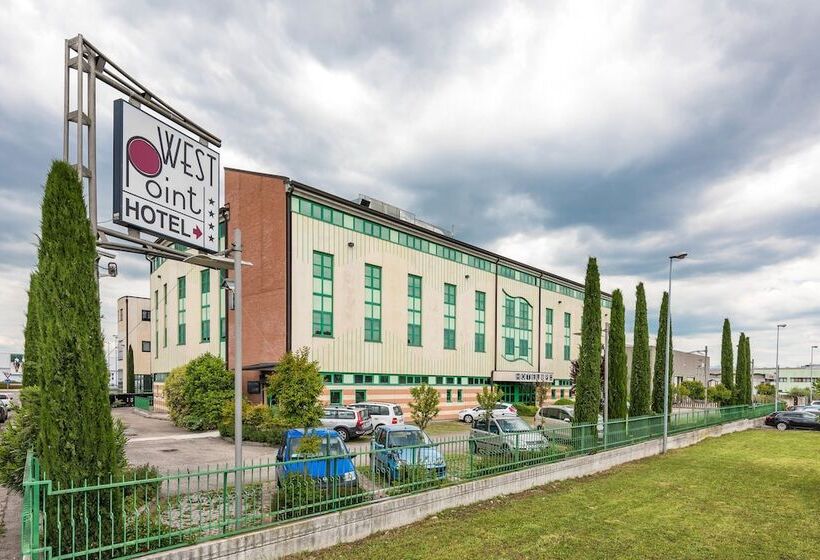 Отель West Point Airport