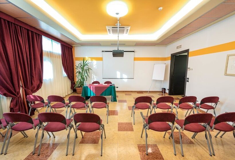 Отель West Point Airport