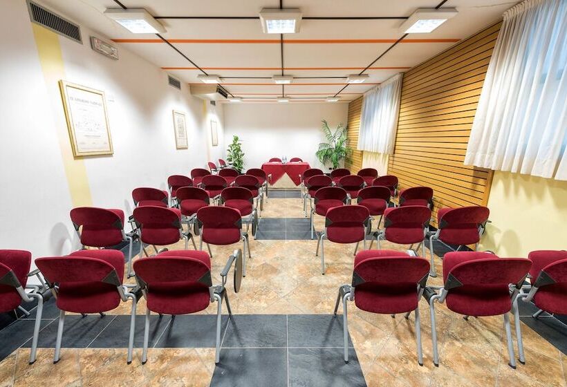 Отель West Point Airport