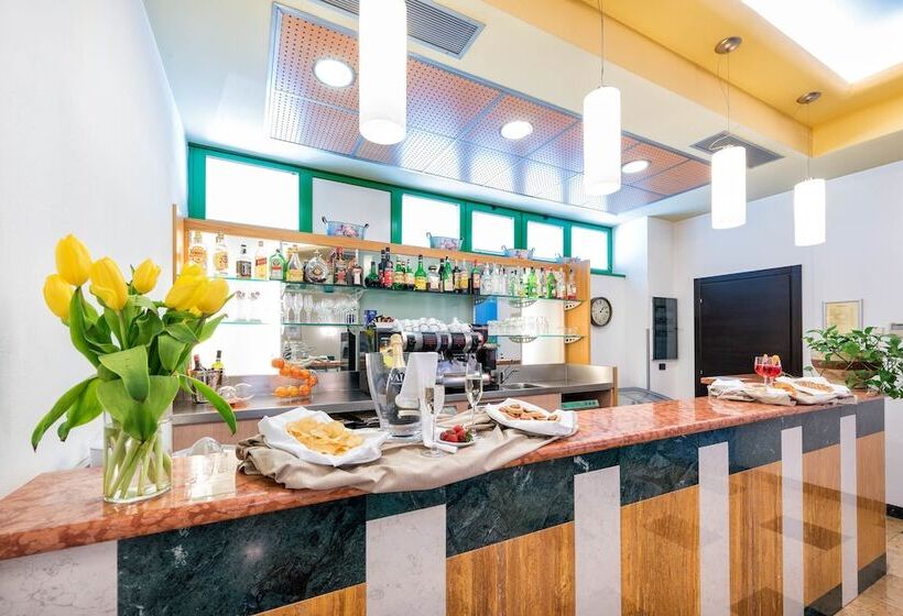 Отель West Point Airport