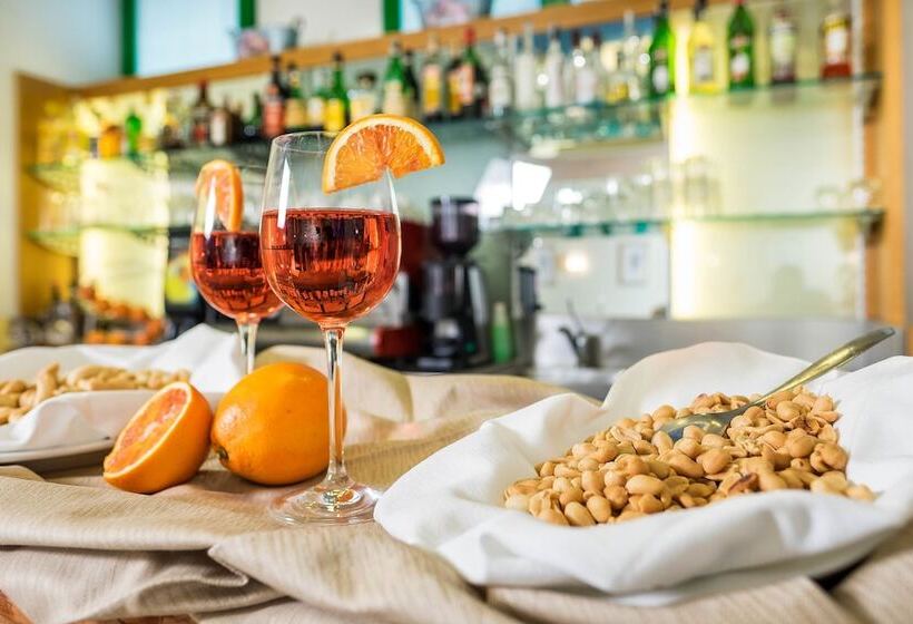 Отель West Point Airport