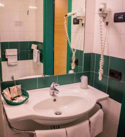 Отель West Point Airport