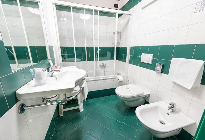 Отель West Point Airport