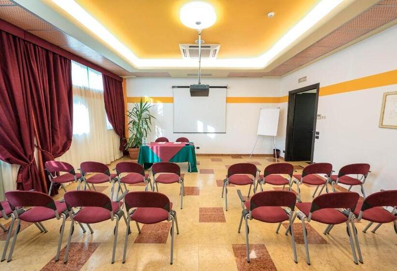 Отель West Point Airport